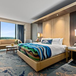 Luxury King Mountain View Accessible